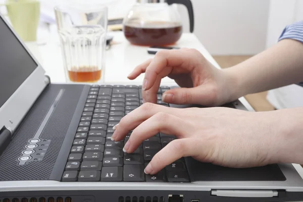 Hands with notebook — Stock Photo, Image