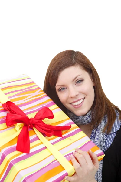 Jonge vrouw met een verpakte gift — Stockfoto