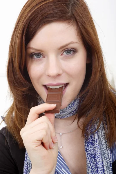 Jovem mulher bonita com uma barra de chocolate — Fotografia de Stock