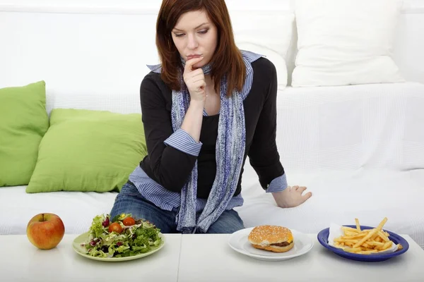 Fastfood nebo vitamíny — Stock fotografie