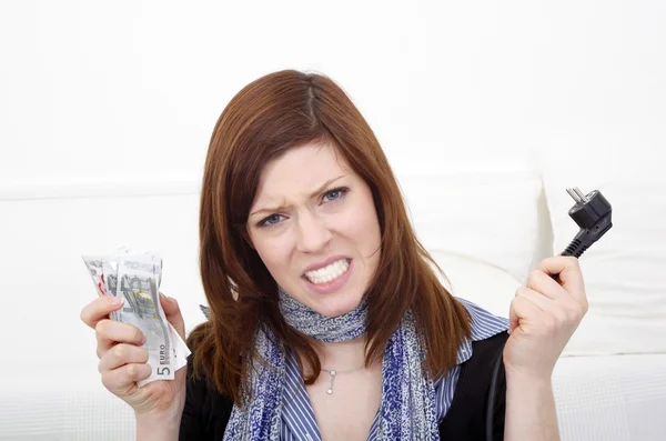 Mujer joven con enchufe y dinero — Foto de Stock