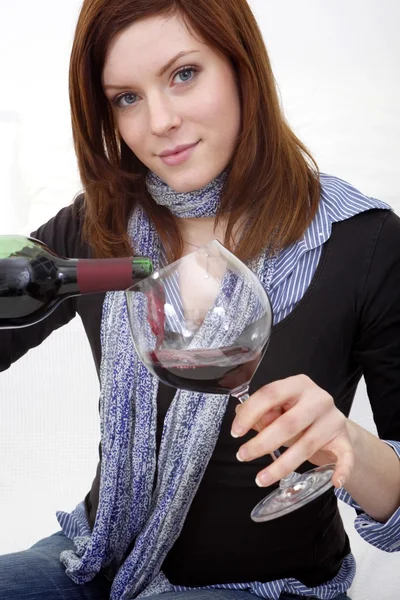 와인과 와인 글라스의 병을 가진 여자 — 스톡 사진