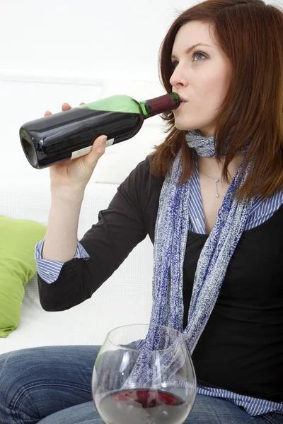 Bir şişe şarap ve bir bardağı olan kadın — Stok fotoğraf