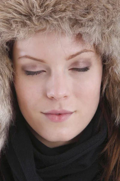 Joven hermosa mujer con una gorra de invierno — Foto de Stock