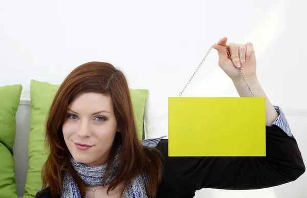 Mujer joven con panel en blanco para publicidad y texto — Foto de Stock