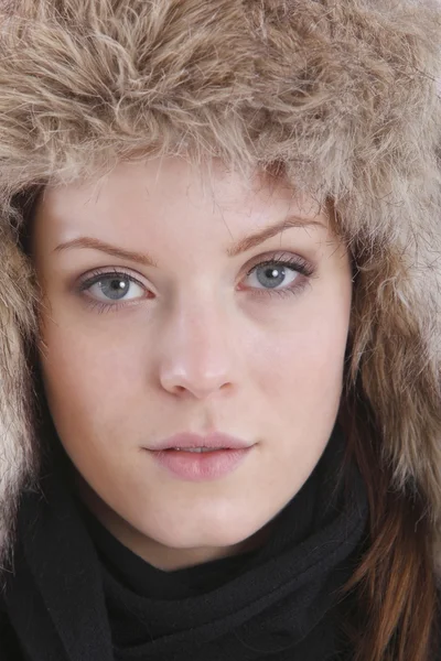 Junge schöne Frau mit Wintermütze lizenzfreie Stockfotos