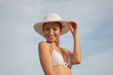 plajda gülümseyen kadın