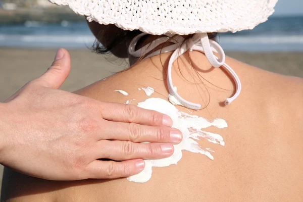 Applying sun creme — Stock Photo, Image