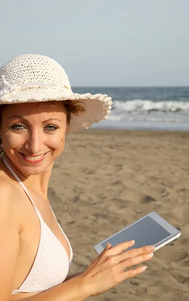 Woman with tablet-pc — Stock Photo, Image