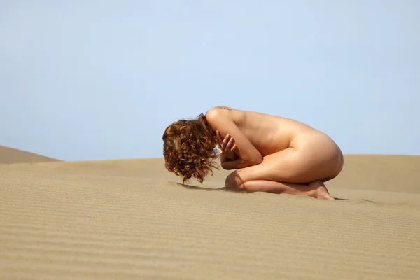 Mujer desnuda en la playa — Foto de Stock