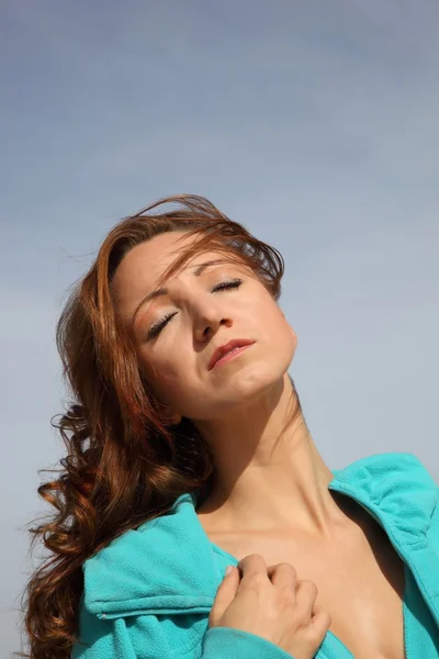 Vrouw genieten van de zon — Stockfoto