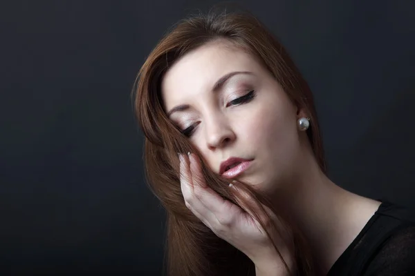 Schöne junge Frau lange Haare — Stockfoto