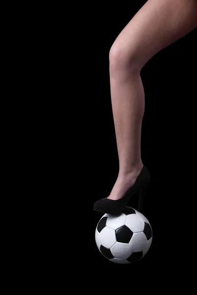 Donna piede in scarpa stand sul pallone da calcio — Foto Stock