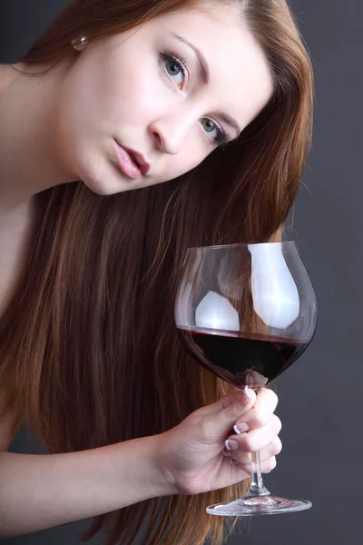 Kvinna njuter av vin — Stockfoto