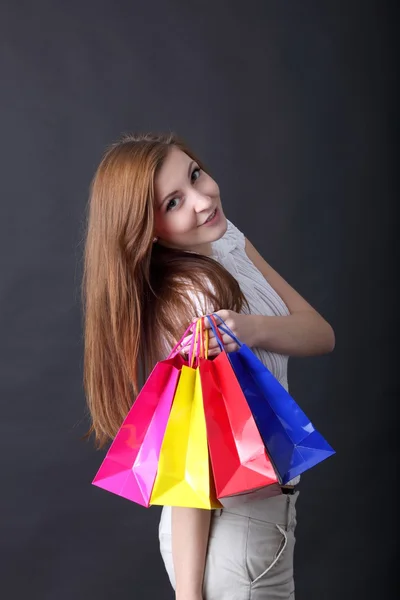 Mujer joven con bolsas de compras — Foto de Stock