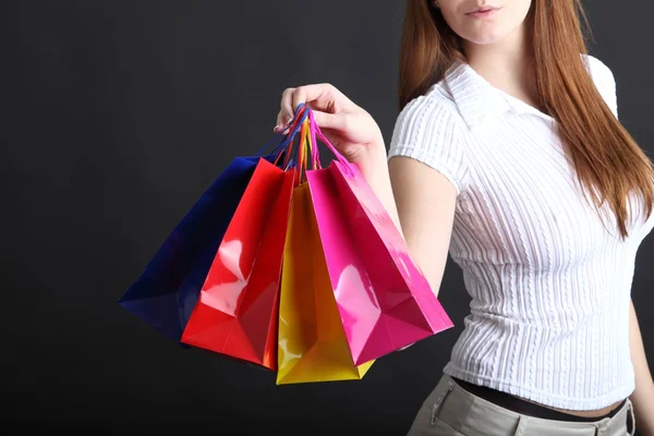 Jovem com sacos de compras — Fotografia de Stock