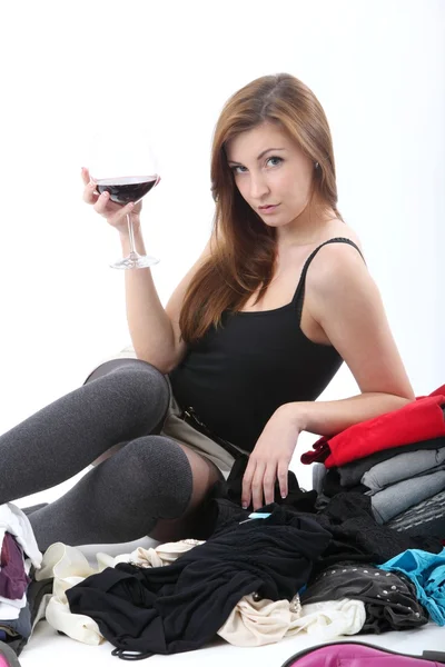 Γυναίκα με κόκκινο κρασί και ρούχα — Φωτογραφία Αρχείου