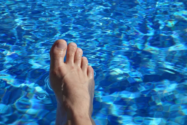 Чоловіча нога над басейном — стокове фото