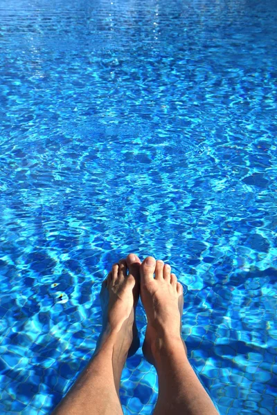 Pernas masculinas sobre piscina — Fotografia de Stock