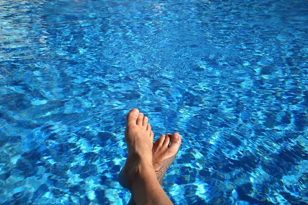 Мужские ноги над бассейном — стоковое фото