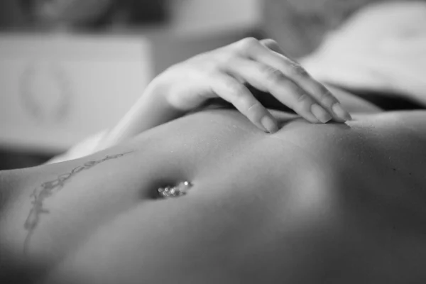 Krásný piercing břicho — Stock fotografie