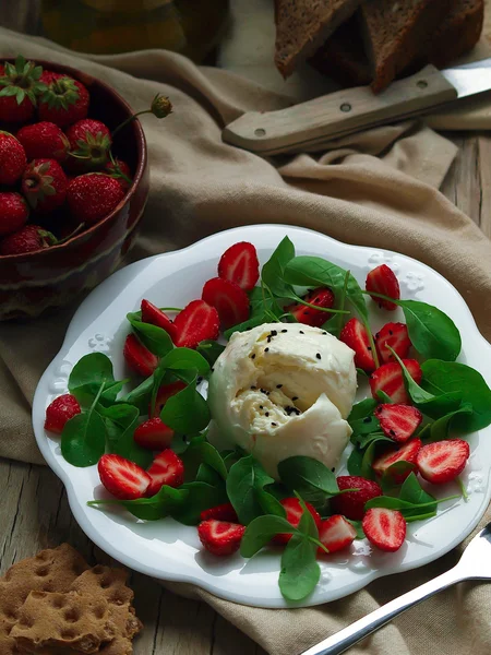 Erdbeer-Rucola-Salat Mozarella Stockfoto