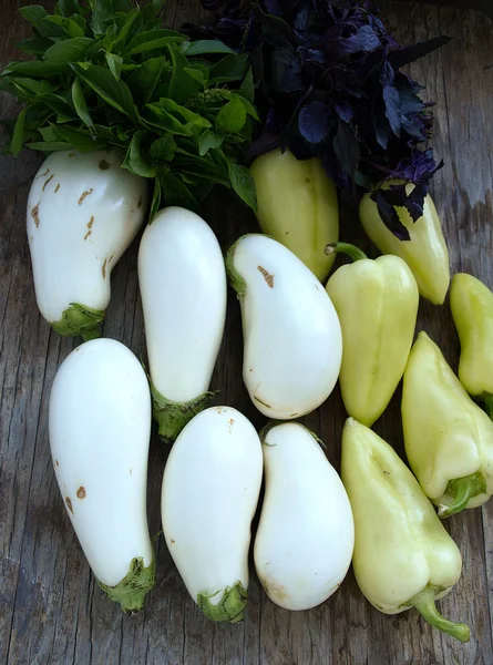 White Aubergines, Bellpeppers And Blue And Green Basils — Stock Photo, Image