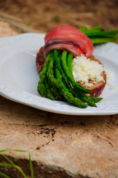 Colazione con asparagi, salmone e formaggio di capra doppia — Foto Stock