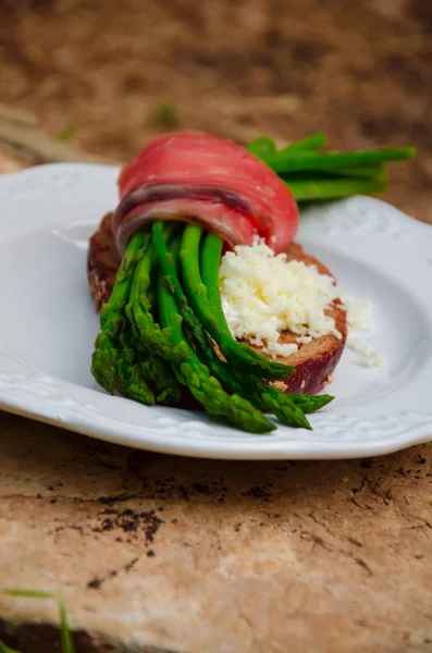 Ontbijt met asperges, zalm en dubbele geitenkaas — Stockfoto