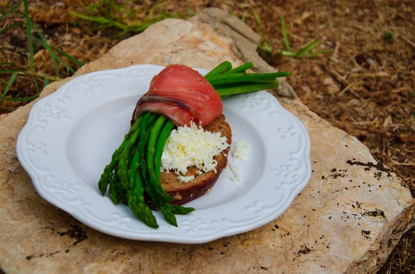 Ontbijt met asperges, zalm en dubbele geitenkaas — Stockfoto