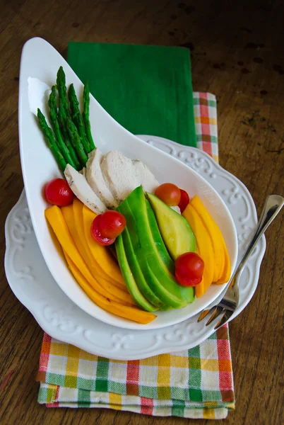 Frühstück mit Papaya, Huhn, Avocado, Spargel und Kirschtomaten — Stockfoto