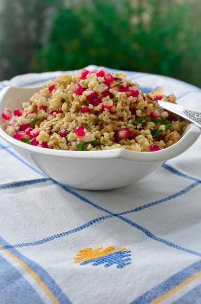 Bulgur og granatæble salat - Stock-foto