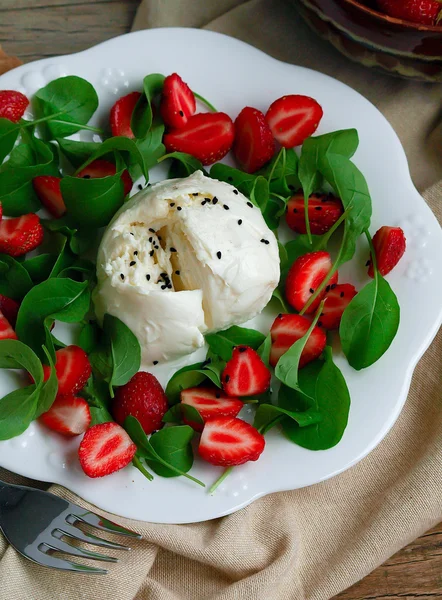 Mozarella aardbei en rucola salade Stockfoto