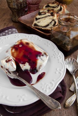 Cevizli camembert baharatlı şarap sos ile doldurulmuş.