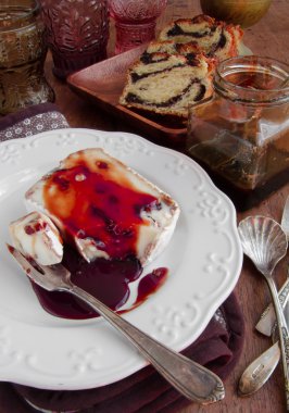 Cevizli camembert baharatlı şarap sos ile doldurulmuş.