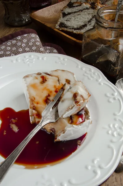 Pecan Stuffed Camembert With Spicy Wine Sauce — Stock Photo, Image