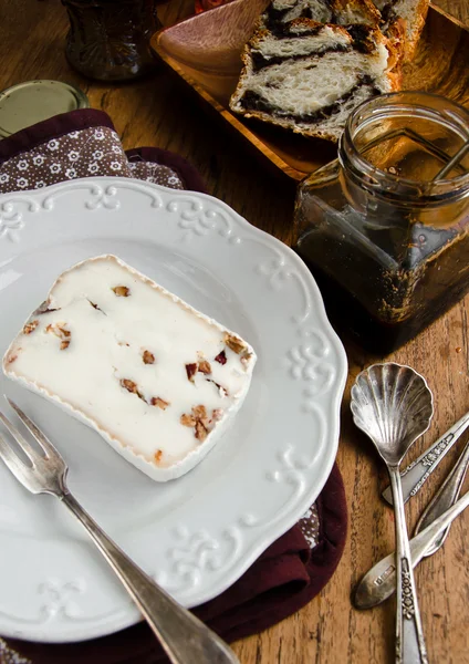 Pecan Stuffed Camembert With Spicy Wine Sauce — Stock Photo, Image