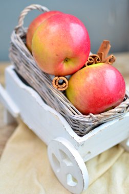 elma ve tarçın Beyaz ahşap sepeti