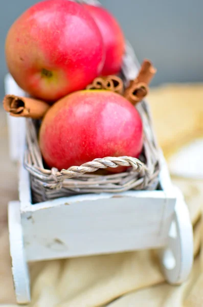 リンゴとシナモンで白い木製のカート — ストック写真