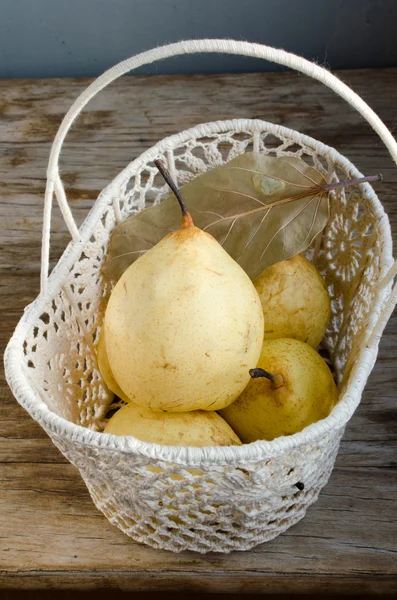 Pêras na cesta de renda — Fotografia de Stock