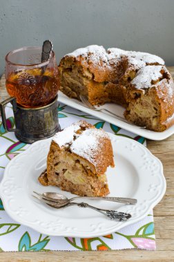 elmalı tarçınlı viski kek ve çay cam ve antik cam tutucu