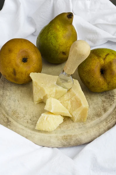 Peras e queijo parmesão — Fotografia de Stock