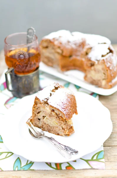 Apfel-Zimt-Whiskey-Torte und Tee im Glas und antiken Glashalter — Stockfoto