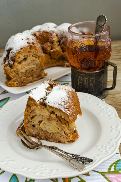 Apfel-Zimt-Whiskey-Torte und Tee im Glas und antiken Glashalter — Stockfoto