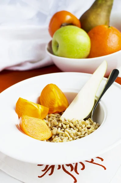 Healthy Breakfast: Kamut, Flax-Seeds, Persimmon And Pear — Stock Photo, Image