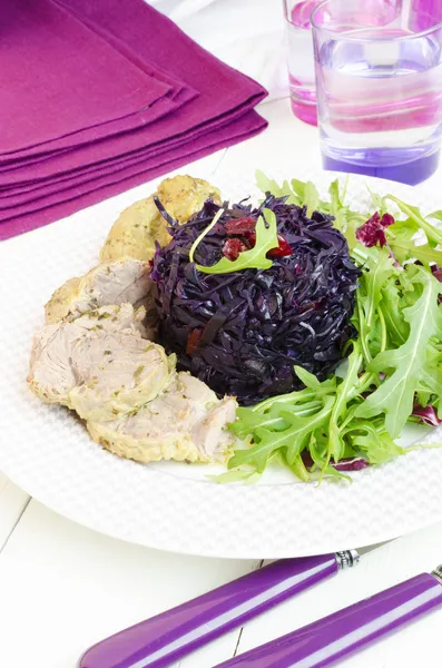 Fläsk gumpen kotlett med bräserad röd kål och rucola sallad — Stockfoto