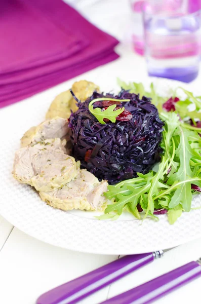 Svinekød Rump Cutlet med braiseret rødkål og Arugula salat - Stock-foto