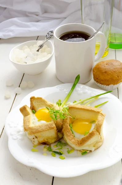 早餐: 烤的鸡蛋和 Ramson — 图库照片