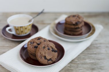 çikolata kurabiye ve sütlü kahve