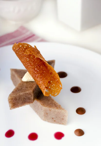 Bananen-Agar-Gelee mit Frischkäse-Zuckerguss und Zitronentulpe — Stockfoto